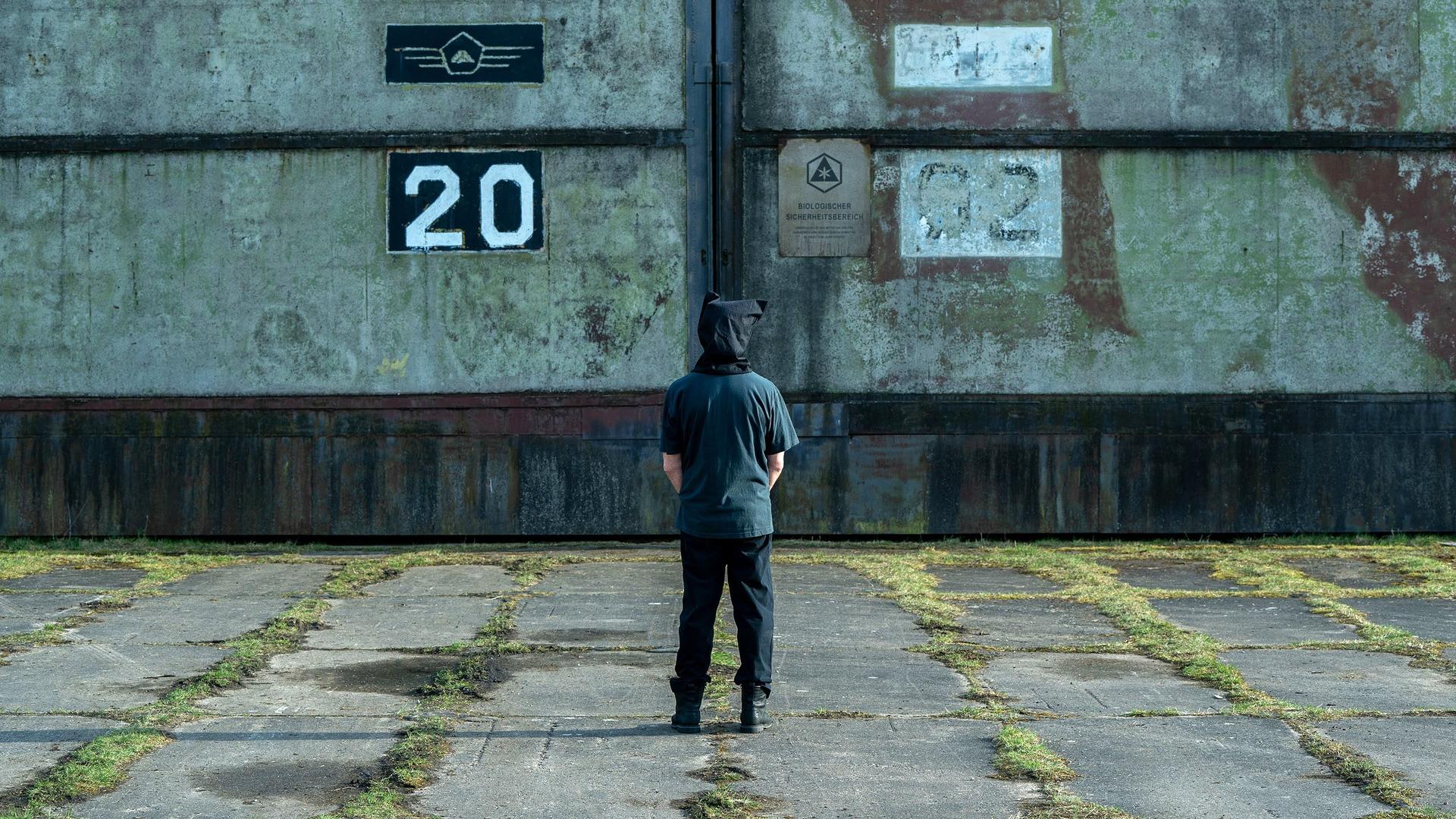 Counterpart (S02E03): Something Borrowed Summary - Season 2 Episode 3 Guide