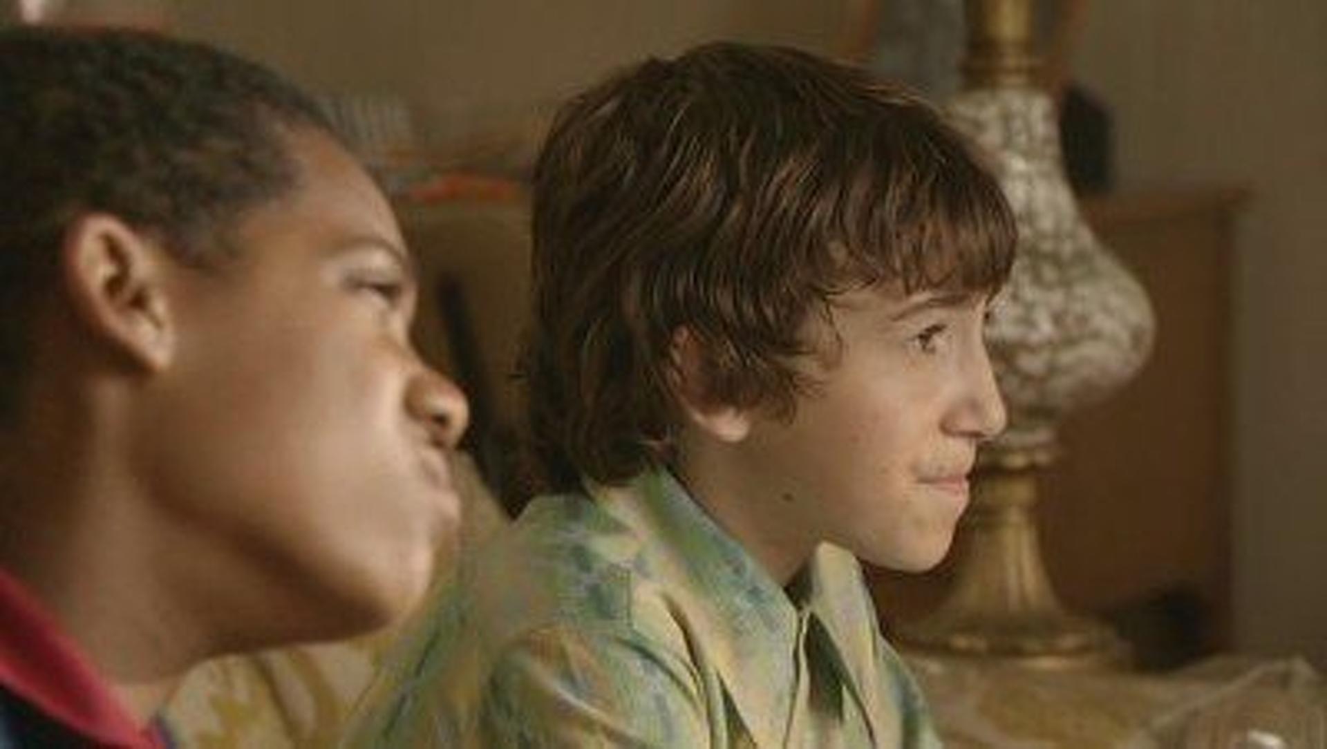 Start areal Kantine Everybody Hates Chris (S01E10): Everybody Hates Greg Summary - Season 1  Episode 10 Guide
