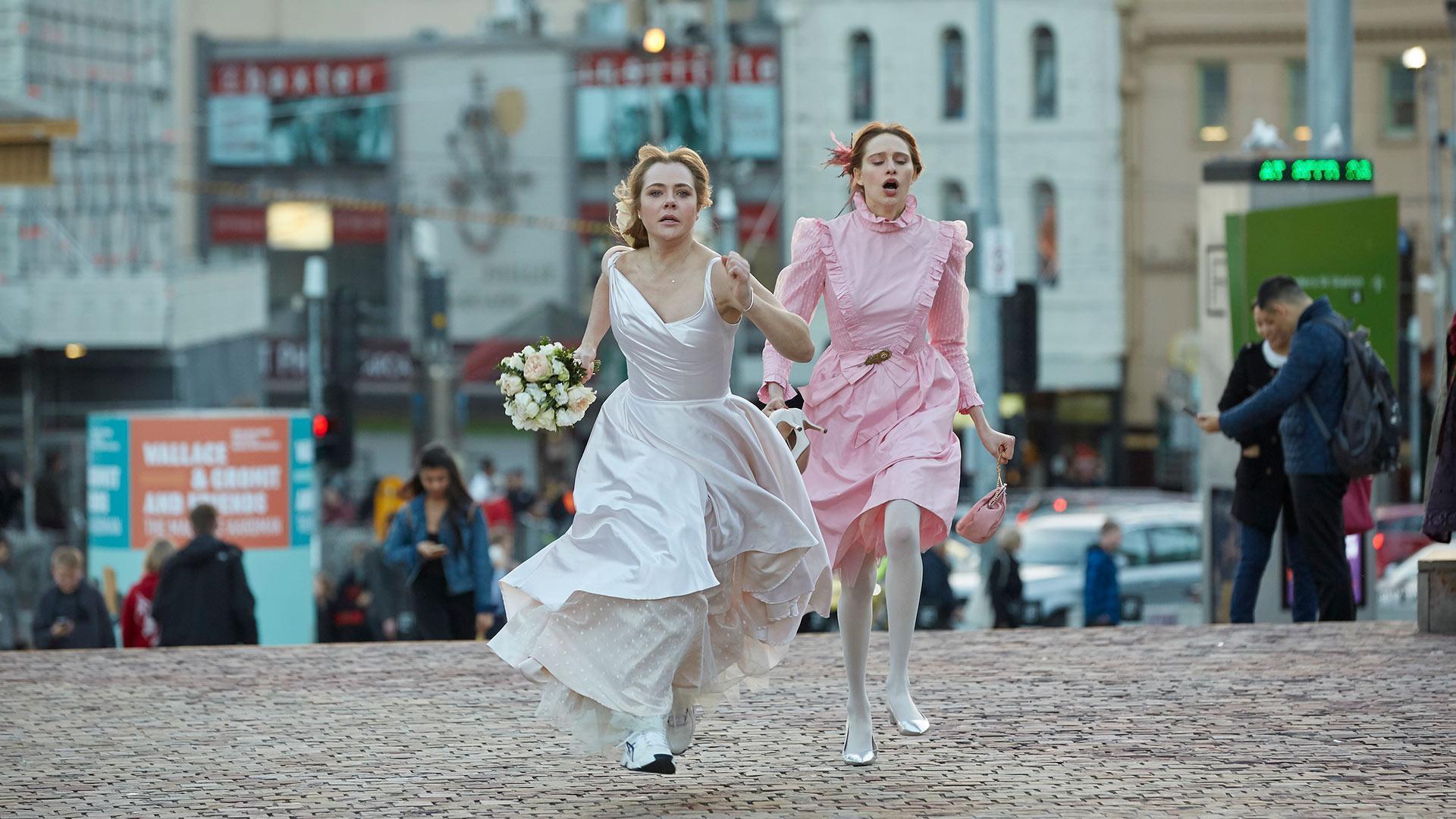 2 wrongs girl. Не та женщина фильм. Три девушки 2016 фильм. Не та девушка сериал 2016–2017. Девушка 2016